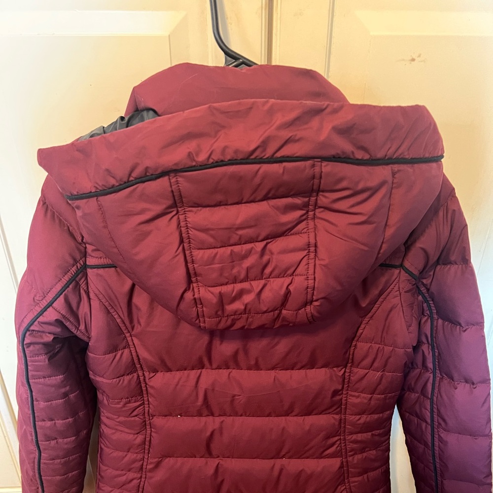 Lolë Women's Burgundy Puffer Jacket